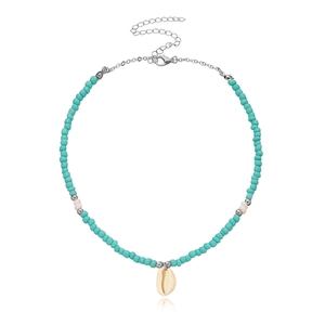 Collana di perline turchesi con un ciondolo a conchiglia naturale di colore bianco