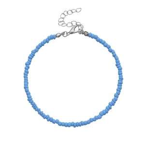 Dettaglio della cavigliera con perline blu da 3 mm e chiusura a moschettone regolabile