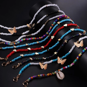 Boho-Fußkettchen mit bunten Perlen und goldenen Anhängern wie Schmetterling, Herz und Muschel