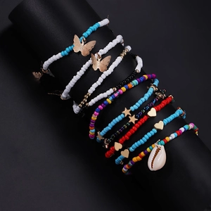Handgefertigtes Perlenarmband-Set mit Schmetterlingsanhängern auf Display-Ständer