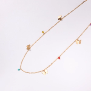 Chaîne de corps papillon dorée avec des perles colorées dans un style minimaliste