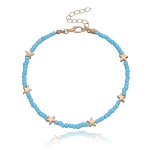 Detailansicht eines blauen Perlen-Fußkettchens mit goldenen Sternen und Karabinerverschluss