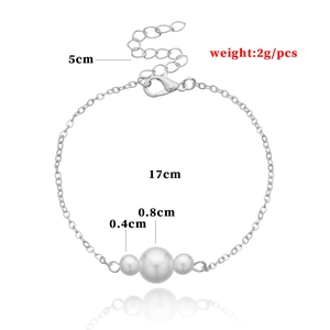 Minimalistisches Perlenarmband mit Silberkette und drei weißen Perlen in der Mitte