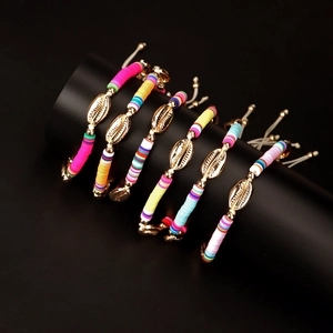 Detail von fünf bunten Boho-Fußkettchen-Sets mit goldenen Muschelanhängern