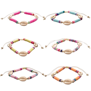 Detail-Set aus 6 bunten handgefertigten Heishi-Perlen-Fußkettchen mit Goldmuscheln