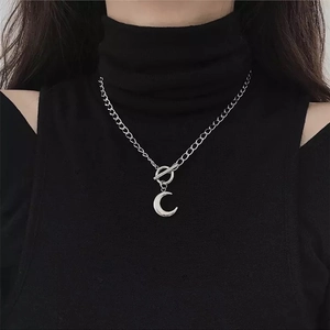 Collana con ciondolo a luna d'argento e chiusura OT indossata da una modella