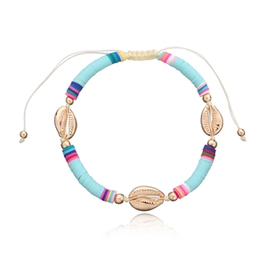 Details des verstellbaren Boho-Fußkettchens mit blauen Perlen und Goldmuscheln