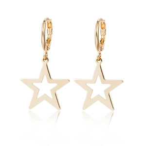 Détail de boucles d'oreilles pendantes étoile dorée polie avec centre ajouré brillant