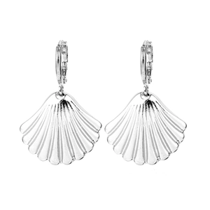 Détail de boucles d'oreilles coquillage en argent avec texture nervurée et anneaux