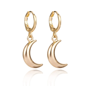 Boucles d'oreilles créoles lune dorées avec finition polie sur fond blanc