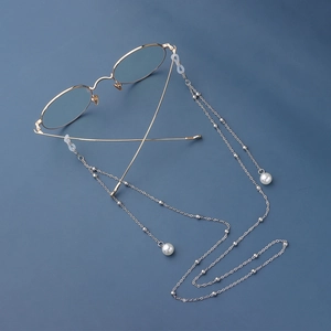 Chaîne à lunettes argentée avec perles et pompons sur un fond bleu élégant