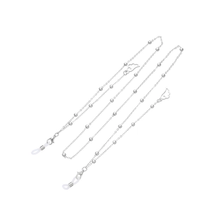 Détail de la chaîne de lunettes à perles argentées avec ailes d'ange et fermoirs mousquetons