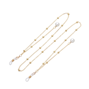 Détail de la chaîne de lunettes en métal doré avec perle blanche et boucles en caoutchouc