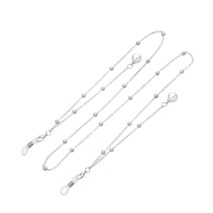 Détail de chaîne à lunettes argentée avec perles rondes, perles blanches et boucles silicone