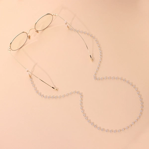 Chaîne de lunettes en perles lavande avec anneaux en silicone sur fond beige minimaliste