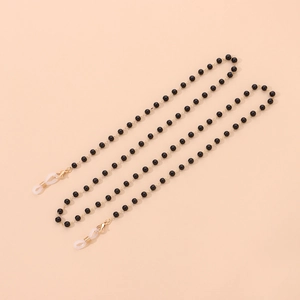 Détail de la chaîne de lunettes avec perles noires et fermoirs mousquetons dorés