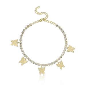 Detailansicht der goldenen Schmetterlingsanhänger mit Strass auf einer Tennis-Fußkette