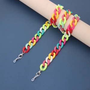 Détail de la chaîne de lunettes en acrylique coloré avec fermoir homard et boucle silicone