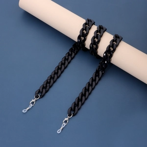 Détail d'une grosse chaîne de lunettes noire en acrylique avec fermoir mousqueton