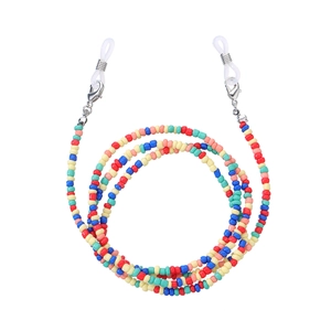 Détail de la chaîne à lunettes en perles colorées avec fermoirs mousquetons en argent
