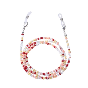 Détail d'une chaîne à lunettes en perles colorées avec fermoirs mousquetons argentés