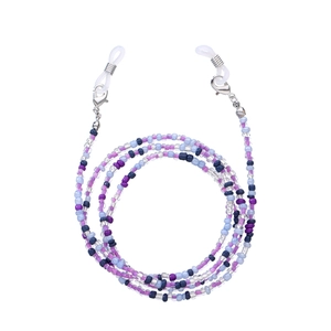 Détail d'une chaîne de lunettes en perles colorées avec fermoirs mousquetons argentés