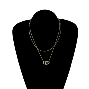 Διπλό χρυσό κολιέ με αστραφτερό μενταγιόν Evil Eye σε μαύρο μπούστο για κοσμήματα