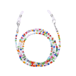 Détail de la chaîne de lunettes en perles colorées avec fermoirs mousquetons argentés