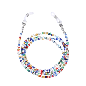 Détail d'une chaîne de lunettes en perles colorées avec fermoirs mousquetons en argent