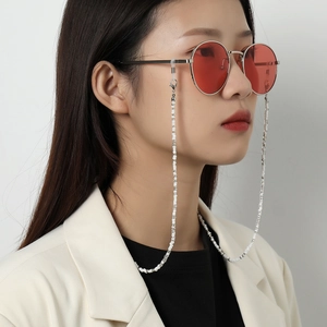 Vintage Silberne Rundsonnenbrille mit roten Gläsern und weißer Perlenbrillenkette