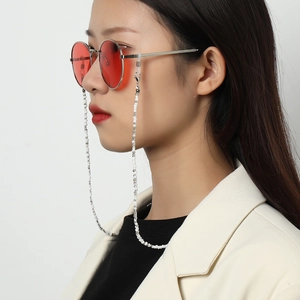Elegante weiße Perlenbrillenkette für Damen mit Silberverschlüssen am Modell