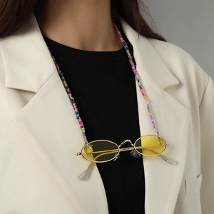 Kleurrijke kralenketting voor brillen en maskers met gele retro zonnebril voor dames