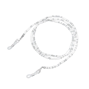 Nahaufnahme der weißen Perlen-Brillenkette mit Silberkarabiner und Silikonschlaufe