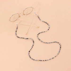 Detailaufnahme der Brillenkette mit schwarzen und grauen Perlen und Silikon-Schlaufen