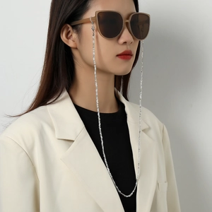 Chaîne de lunettes en perles colorées avec crochets métalliques sur un costume chic