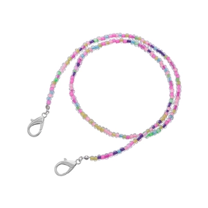 Detailopname van kleurrijke kralenbrilketting met metalen karabijnsluitingen op wit