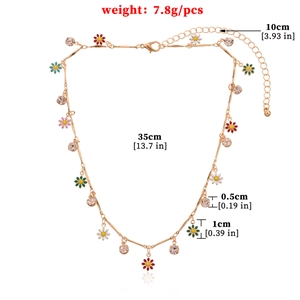 Luxuriöse Goldkette mit bunten Emaille-Gänseblümchen und funkelnden Strasssteinen