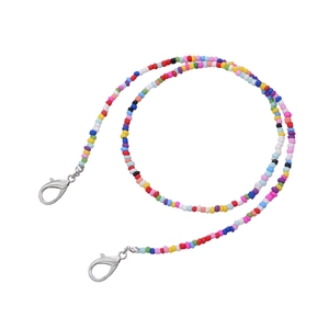 Detail van kleurrijke kralenketting met zilveren karabijnsluitingen voor brillen