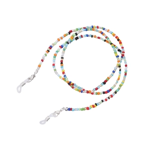 Détail de la chaîne de lunettes en perles colorées avec fermoirs mousquetons et boucles silicone