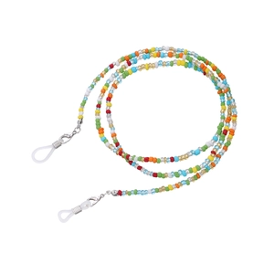 Détail de la chaîne de lunettes en perles colorées avec fermoirs mousquetons et boucles