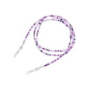 Détail de la chaîne de lunettes en perles de verre violettes avec boucles en gomme