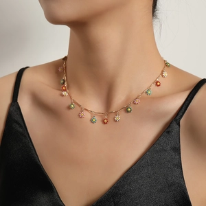 Collier chic en chaîne dorée avec pendentifs marguerites colorés pour un look estival