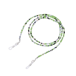 Détail de la chaîne de lunettes en perles colorées avec attaches en caoutchouc sûres