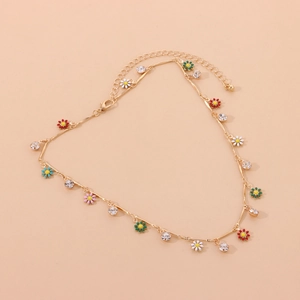Detail der Goldkette mit bunten Emaille-Gänseblümchen und funkelnden Strasssteinen