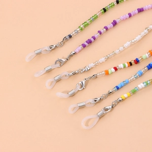 Détails des chaînes de lunettes en perles colorées avec fermoirs mousquetons et boucles
