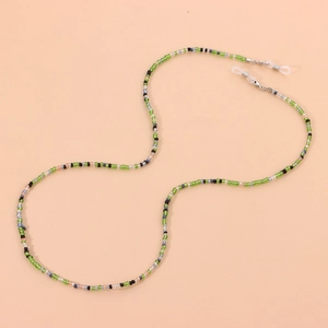 Détail de la chaîne de lunettes en perles colorées avec fermoir et boucles en caoutchouc
