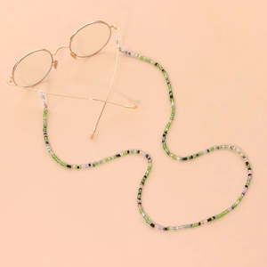 Détail macro de chaîne à lunettes perlée colorée avec attaches en silicone sécurisées