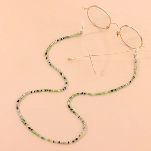 Détail de la chaîne de lunettes en perles colorées avec boucles en silicone antidérapantes