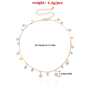 Goldene Choker-Halskette mit weißen Gänseblümchen und bunten Herzanhängern, 35+10cm