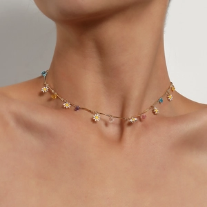 Goldene Halskette mit weißen Emaille-Gänseblümchen und bunten Edelsteinperlen am Model